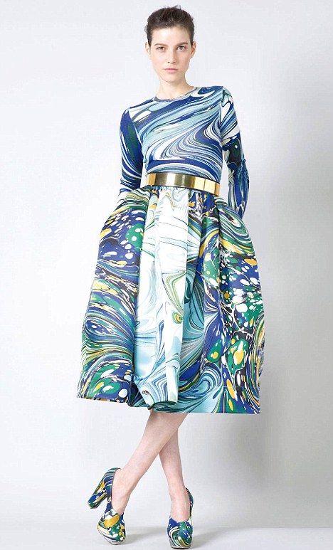 A Stella McCartney evening gown featuring marble print. How to wear the marble print! London Fashion Weeks, Paris Mode, Marble Print, Beautiful Skirts, Marbling, Floral Vintage, 로고 디자인, Mode Vintage, A Dress