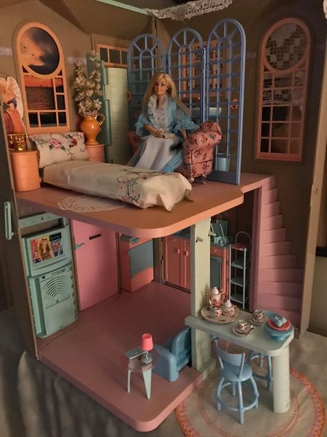 Barbie Dream House Dollhouse, Barbie House 2000s, Barbie Life In The Dreamhouse House Bloxburg, Vintage Barbie Dream House, Barbie Doll House Aesthetic, Barbie Dream House Aesthetic, Barbie Townhouse, Big Doll House, Barbie Houses