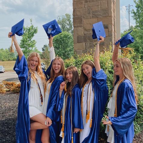 Senior Superlatives Ideas Pictures, Graduation Day Poses With Friends, Blue Grad Gown And Cap, Cute Grad Pics With Friends, Grad Pic Ideas With Friends, Grad Friends Photoshoot, Graduation Pictures Middle School, Grad Pic Poses With Friends, Friend Group Grad Pics