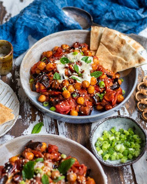 Chickpea & Aubergine Harissa Tray Bake – Happy Skin Kitchen Aubergine Recipes, Pasta One Pot, Easy Suppers, Aubergine Recipe, Pasta Bakes, Meal Inspiration, Meatless Recipes, Pot Dinners, Tray Bake