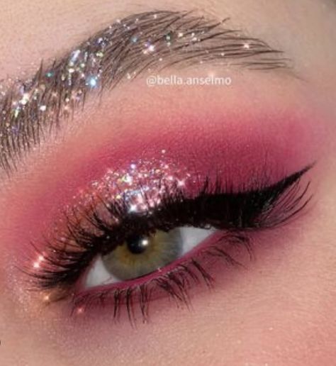 Pink Under Eye Makeup Look, Pink Party Makeup Glitter, Dark Pink Eye Makeup Looks, Prom Makeup Looks Pink, Pink Eyeshadow Under Eye, Pink Sparkly Makeup Looks, Dark Pink Eyeshadow Looks, Make Carnaval Rosa, Concert Makeup Pink