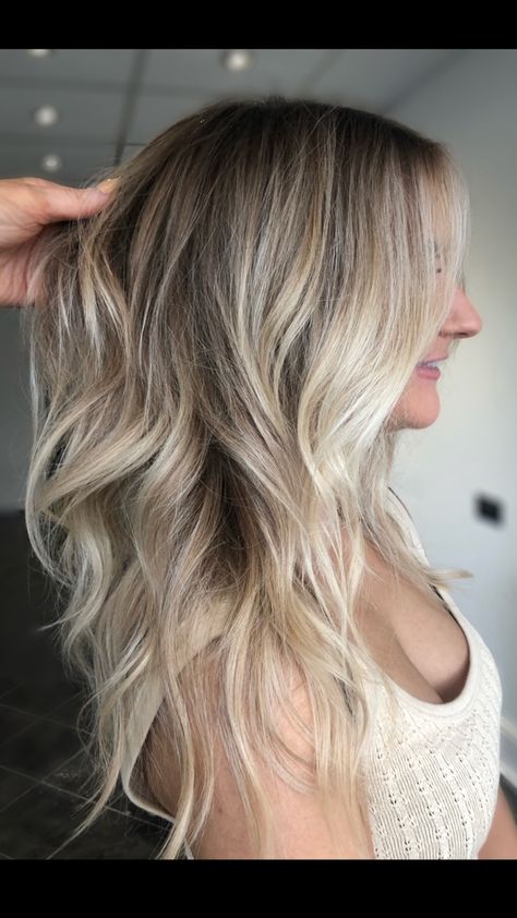 Blonde Rooted Balayage, Balayage Hair Blonde Back View, Bright Blonde With Natural Root, Dimensional Highlights Blonde, Natural Root To Blonde, Blonde Hair With Lowlights And Highlights Face Framing, Lived In Rooted Blonde, Dimensional Blonde With Root Smudge, Blonde Highlight Root Smudge