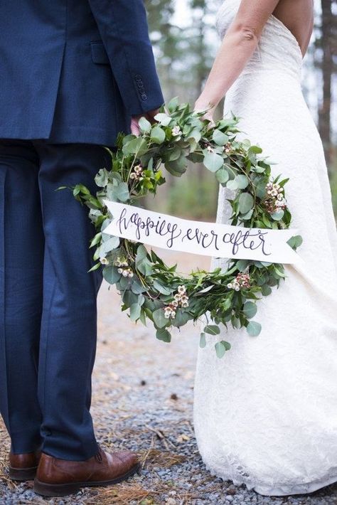 winter green wedding wreath decor / http://www.himisspuff.com/wedding-wreaths-ideas/ Christmas Wedding Flowers, Southern Winter, Winter Wedding Photos, Tropical Wedding Flowers, Elegant Wedding Inspiration, Wedding Wreath, Winter Wedding Decorations, Winter Wedding Flowers, Rustic Wedding Inspiration