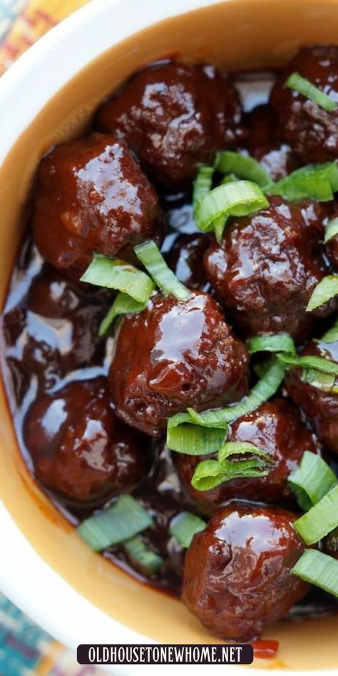 These Slow Cooker Sriracha Ranch Meatballs are not only delicious, but so easy because your slow cooker does all the work! New Year Finger Food, Meatballs Jelly, Meatballs Ideas, Jelly Meatballs Crockpot, Ranch Meatballs, Sriracha Ranch, Easy Slow Cooker Meatballs, Crockpot Meatball, Sriracha Meatballs