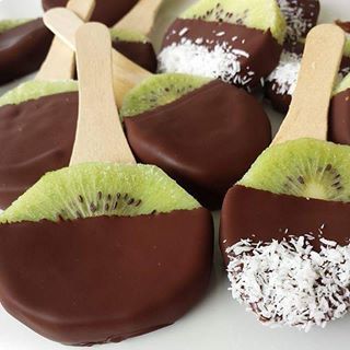 GREEN-frozen treats today!?! {use 4 kiwi for 8-10 pops} Directions: Peel & slice ripe kiwi into 1 inch thick slices Carefully thread the kiwi onto thick popsicle sticks Lay on flat sheet pan covered in foil. Freeze kiwi first - about 4 hours until solid... #cleandesserts #frozenkiwi #fruitdesserts Frozen Kiwi, Chocolate Pops, Clean Snacks, Frozen Chocolate, Clean Food Crush, Food Crush, God Mat, Clean Food, Chocolate Dipped