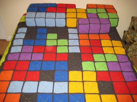 Tetris pillows and blanket Crochet Tetris Blanket, Tetris Blanket, Crochet Graphgan, Crochet Funny, Yarn Project, Knit Ideas, Diy Crochet Projects, Yarn Projects, Crochet Inspo