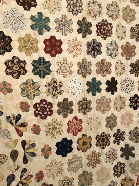 Antique Quilts Patterns, Historical Quilts, Tumbling Blocks Quilt, Lucy Boston, Patchwork Quilting Designs, Hexagon Patchwork, Hexagon Quilts, International Quilt Festival, Hexie Quilt