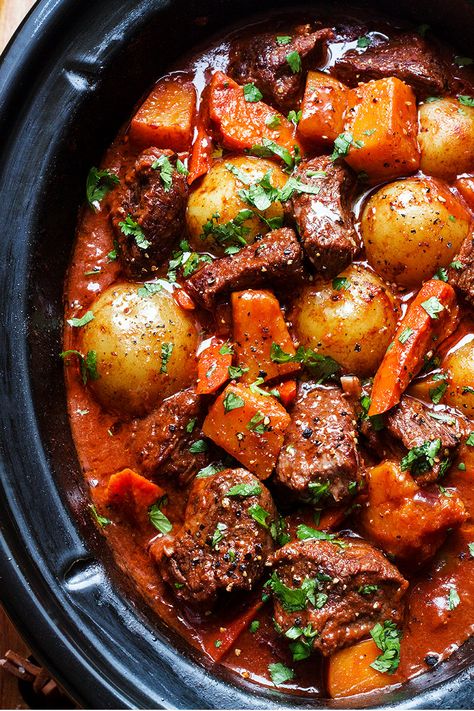 Slow Cooker Beef Stew — A hearty and delicious beef stew that is loaded with hearty veggies and incredible flavor! Slow Cooker Stew Recipes, Stew Crockpot, Slow Cooker Meat, Slow Cooker Recipes Beef Stew, Tasty Beef Stew, Stew Beef, Slow Cooker Meat Recipes, Slow Cooker Stew, Slow Cooker Recipes Beef