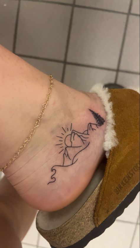 Cute Tattoos Nature, Tattoos For Your Lost Ones, Easy Unique Tattoos, Travel Wrist Tattoos, Body Disphorphia Tattoo Ideas, Nature Lover Tattoo Ideas, Simple First Time Tattoos, Water Mountain Tattoo, Water And Mountain Tattoo