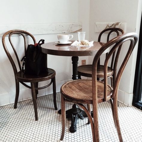 Bistro Design, Bistro Furniture, Table Bistrot, Vintage Industrial Decor, Rustic Room, Wooden Chairs, Rustic Dining Room, Bentwood Chairs, Vintage Cafe