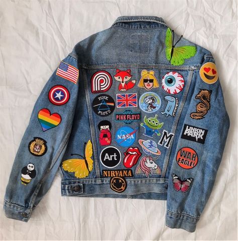 Patch Jean Jacket Outfit, Denim Jacket With Pins And Patches, Jean Jacket Iron On Ideas, Jeans Jacket Design Ideas, Denim Jacket Patches Aesthetic, Sewing Patches On Jackets, Jean Jacket Customized, Customized Jeans Jacket, Decorated Jean Jacket