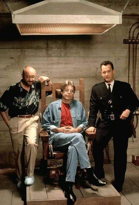 El director Frank Darabont, el escritor Stephen King y Tom Hanks en un alto del rodaje de Milagros Inesperados. Old Sparky, The Green Mile, Stephen King It, King Tom, Steven King, Stephen King Movies, Stephen King Books, Freddy Mercury, King Book