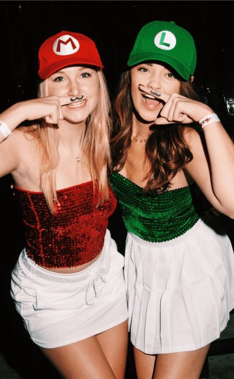 22 Cutest Duo Halloween costumes that are beyond Iconic Costume Halloween Duo, Luigi Halloween Costume, Mario Halloween Costumes, Mario Costume, Costume Carnaval, Cute Group Halloween Costumes, Halloween Costumes For Teens Girls, Matching Halloween Costumes, Bff Halloween Costumes