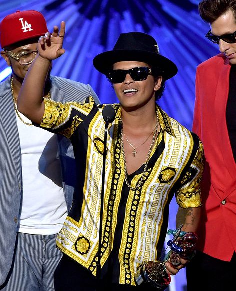 5 Times Bruno Mars Wowed in Versace | Billboard Bruno Mars Shirt, Versace Silk Shirt, Bruno Mars Concert, Silk Outfits, Jane The Virgin, Versace Shirt, Versace Outfit, Bruno Mars, Elegant Outfit