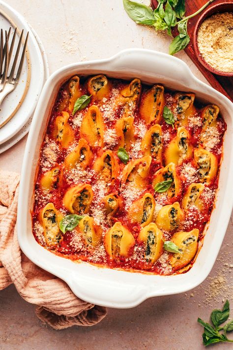 Vegan Garlic Bread, Vegan Stuffed Shells, Cashew Ricotta, Shell Pasta Recipes, Ricotta Filling, Grilled Romaine, Vegetarian Mains, Vegan Entrees, Vegan Ricotta