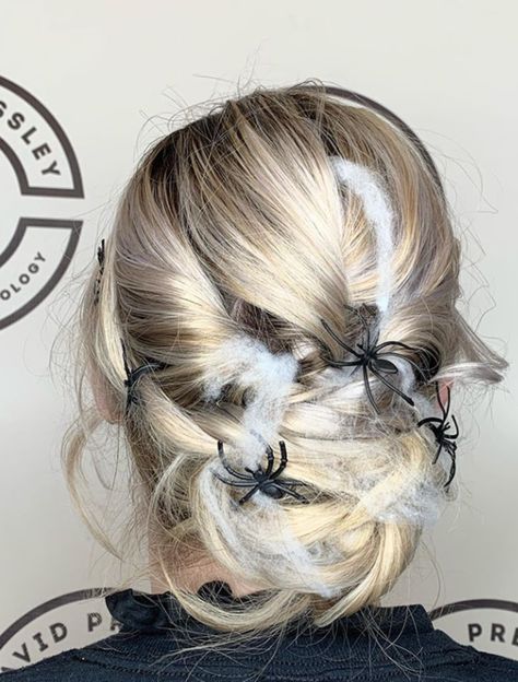 Hair Spiders In Hair Halloween, Halloween Make Up Spiders, Halloween Hair Updos, Halloween Hair Spider, Halloween Spider Hair, Halloween Updos Hairstyles, Spider Hairstyle Halloween, Spiderweb Hair Design, Halloween Updos