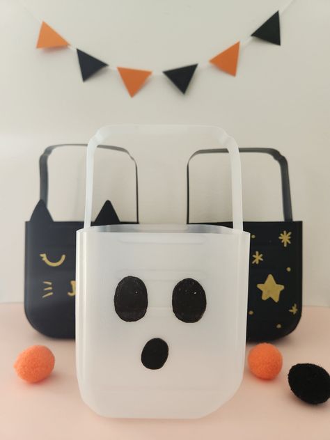 Looking for a fun craft to make this Halloween? Why not try making these cute milk bottle ‘Trick or Treat’ baskets. They are super easy to make and look great! You could also use them for boo baskets. Trick Or Treat Basket Diy, Diy Halloween Basket, Halloween Milk Jugs, Halloween Treat Baskets, Plastic Milk Bottles, Boo Baskets, Cute Milk, Craft To Make, Treat Bucket