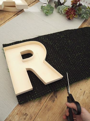 DIY tutorial for an outdoor bar using wooden crates, plus artificial grass bar letters to decorate. Perfect for summer BBQ's or garden parties. Outdoor Bar Diy, Bar Letters, Bar Signs Diy, Diy Garden Table, Garden Room Interiors, Design A Garden, Diy Outdoor Bar, Bar Diy, Man Cave Room