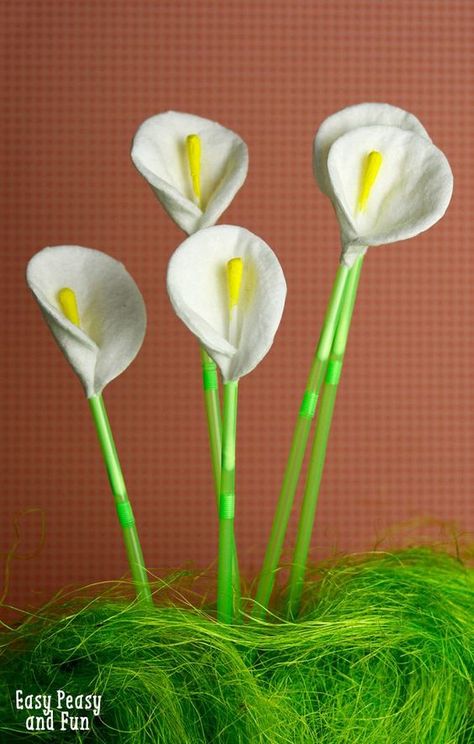 Cotton Round and Q-Tip Calla Lily Flowers - fabulous calla flowers craft fro spring! Unique Art Projects, Calla Lily Flowers, Cotton Rounds, Calla Lily Bouquet, Spring Preschool, Lily Bouquet, Lily Flowers, Q Tip, Spring Activities