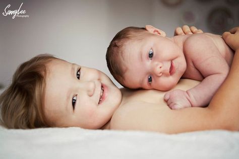 Baby and Brother Photography Brother Brother Photography, Baby And Brother Pictures, Two Brothers Photography, Brothers Photo Shoot, Newborn Sibling Pictures, Baby Boy Photo Shoot Ideas, Brother Photography, Photography Siblings, Brother Pictures