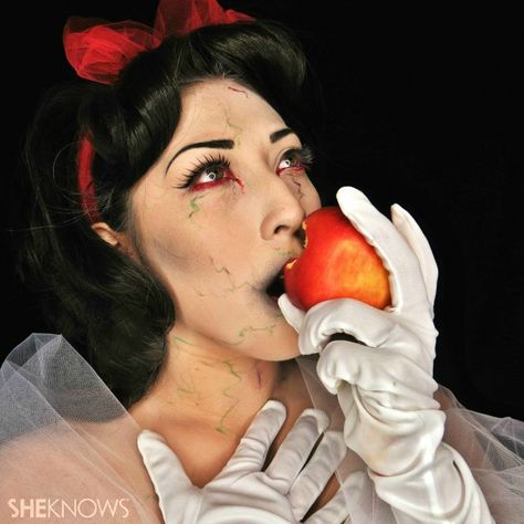 Disney princesses get zombified in this tutorial for girls who like glitter and gore Snow White Creepy, Poisoned Snow White Costume, Poisoned Snow White Makeup, Zombie Disney Princess, Halloween Snow White, Disney Princess Zombie, Snow White Makeup, Zombie Makeup Tutorials, Disney Princess Makeup