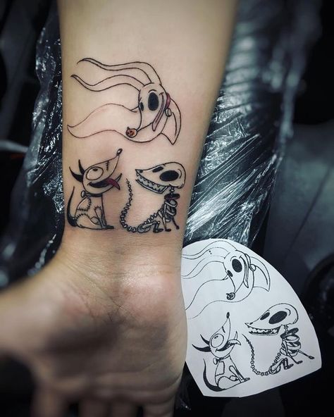 Edinburgh Tattoo, Fandom Tattoos, Tim Burton Tattoo, Nightmare Before Christmas Tattoo, Petit Tattoo, Christmas Tattoo, Special Tattoos, Dark Disney, Spooky Tattoos