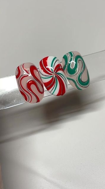 Independant Nail Artist on Instagram: "Silver peppermint ❤️🤍💚  #holidaynails #rednails #greennails #peppermintnails #christmasnails #swirlnails #nailart #nailartist #handpaintednailart #nailarttutorial #nailsofinstagram #cutenails #nails" Green Peppermint Nails, Christmas Nails Peppermint, Pink Peppermint Nails, Peppermint Swirl Nails, Candy Cane Nail Art, Peppermint Nails, Red And Green Nails, Y2k Christmas Nails, Candy Cane Nails