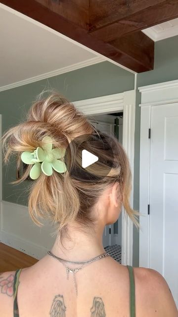 TORIE BLISS on Instagram: "Hands down my fav way to wear a claw clip & it comes out cute everytime ❤️‍🔥🫶🏼🦋 save & try" Hairstyles With Claw Clips Short Hair, Messi Bun, How To Wear Hair Clips, Bun Hacks, Claw Clip Hairstyles Short Hair, Easy Claw Clip Hairstyles, Easy Buns, Short Hair Updo Tutorial, Easy Updos For Long Hair