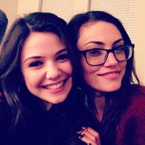 Phoebe Tonkin & Danielle Campbell Dani Campbell, Kol And Davina, Klaus The Originals, Kara Danvers Supergirl, Davina Claire, Kellan Lutz, Danielle Campbell, Vampire Diaries Funny, Elizabeth Gillies