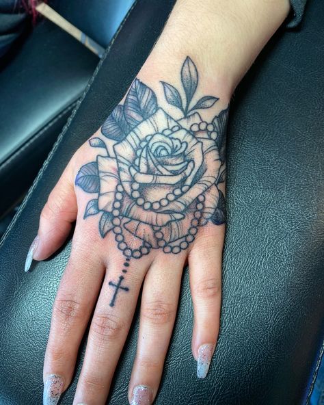 Rose with rosary tattoo on hand Rosary Tattoo On Hand, Tattoo Main, Rose Hand Tattoo, Rose Tattoos For Women, Hand Tattoos For Girls, Cute Hand Tattoos, Pretty Hand Tattoos, Palm Tattoos, Hand Tattoos For Women