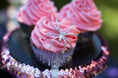 Glam Halloween Party, Cupcake Rosa, Halloween Dessert Table, Edible Eyes, Spider Cupcakes, Hallowen Ideas, Pretty Cupcakes, Pink Cupcakes, Birthday Halloween Party