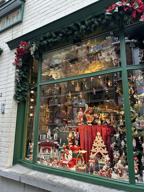 Vintage Department Store Christmas, Christmas Shop Displays, Christmas Toy Shop, Christmas Shop Window, Brugge Belgium, Christmas Windows, German Christmas Markets, Christmas Window Display, Christmas In The City