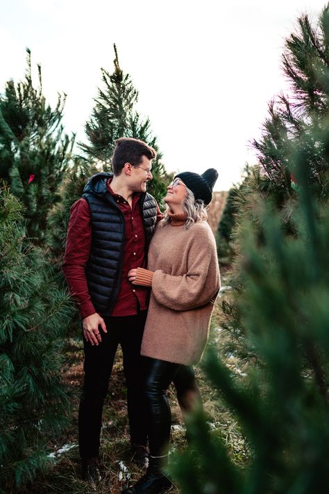 Christmas Mini Sessions Tree Farm, Christmas Tree Farm Photoshoot Couples, Pine Tree Christmas Photoshoot, Christmas Mini Poses Family, Christmas Tree Minis, Christmas Tree Farm Couple Pictures, Christmas Tree Mini Session, Christmas Tree Farm Photo Shoot Family, Christmas Tree Farm Photoshoot