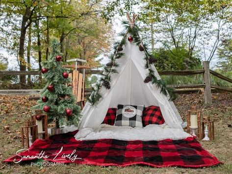 Tepee Christmas Photoshoot, Christmas Tipi Photo, Christmas Photo Session Outdoor, Christmas Photography Set Up Outdoor, Outdoor Christmas Props For Photography, Christmas Backdrops For Photos Outdoors, Tee Pee Christmas Photo Shoot, Fall Mini Family Sessions, Teepee Tent Christmas Photoshoot