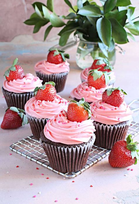 Strawberries Cream Cheese, Strawberry And Chocolate, Cream Cheese Cupcakes, Strawberry Cream Cheese Frosting, Cupcakes Filled, Creative Cocktails, Comfort Desserts, Tart Dessert, Strawberry Cream Cheese