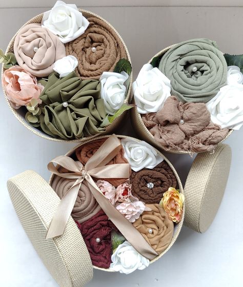 Hijab Gift Bouquet Islamic Gift Hampers, Hijab Party Ideas Decoration, Hijab Box Design, Islamic Outfits For Women, Islamic Outfits, Hijab Bouquet, Hijab Gift, Khimar Hijab, Exploding Gift Box