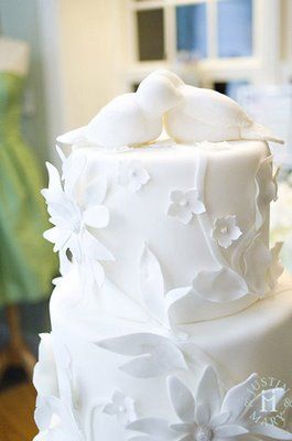 Stunning Wedding Cakes, Usa Cake, Bird Cake Topper Wedding, Wedding Doves, White Cakes, Traditional Wedding Cake, Love Birds Wedding, White Wedding Cakes, Beauty Center