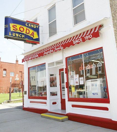 1990 Style, Candy Kitchen, Old Fashioned Ice Cream, Ice Cream Sundaes, Ice Cream Shops, Soda Shop, Heath Bars, Vintage Ice Cream, Ice Cream Parlor