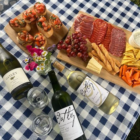 Charcuterie board picnic in a vineyard 🍇🌿🍾🤍 Summer picnic garden party birthday food wine snacks meat board cheeseboard crackers ham drinks picnic table grapes vineyard group friends happy memories goals bucket list Vineyard Birthday, Birthday At Vineyard, Vineyard Picnic Food Ideas, Winery Birthday Party, Vineyard Picnic, Wine Picnic Aesthetic, Wine Tasting Picnic, Cheese And Wine Picnic, Harvest Dinner Party