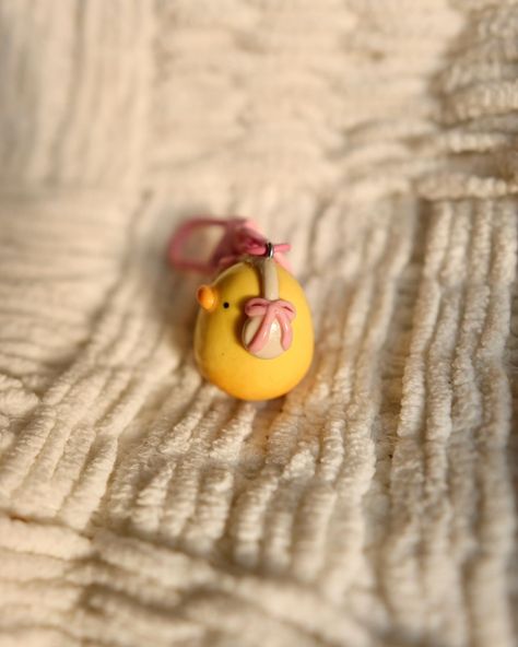 Chick 🐤 keychain 🎀 Polymer Clay Duck, Clay Charm Ideas, Duck Keychain, Fimo Ideas, Diy Pottery Painting, Clay Keychain, Clay Magnets, Diy Air Dry Clay, Clay Diy Projects