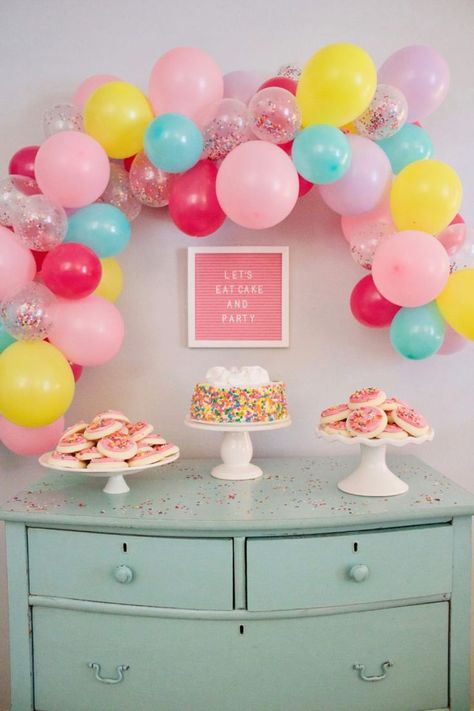 Celebrate every occasion with this easy DIY balloon garland tutorial! These party balloon decorations are so fun and festive! Balloon Arch On Wall, Easy Diy Balloon Garland, Balloon Garland Tutorial, Diy Ballon, Magic Colors, Garland Tutorial, Sprinkle Shower, Balloon Installation, Diy Balloon Decorations