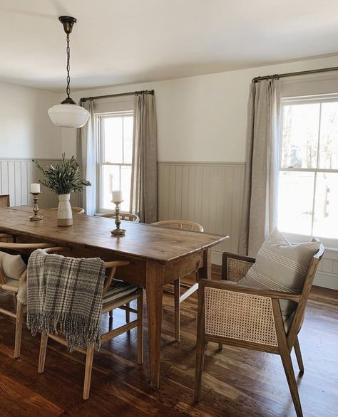 Kitchen Dining Room Combo, Room Minimal, Mismatched Dining Chairs, Cottage Dining Rooms, Dining Room Arm Chairs, Spring Refresh, Dining Room Combo, Style Deco, Dining Room Inspiration