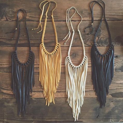 Collar Macrame, Boho Jewelry Diy, Leather Necklaces, Macrame Colar, Macrame Dress, Gold Dust, Textile Jewelry, Macrame Art, Macrame Necklace