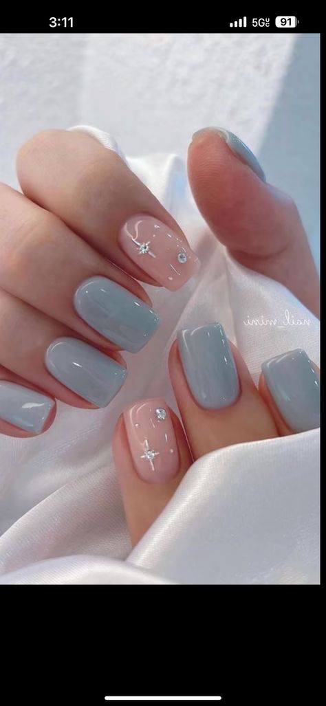 Winter Wonderland Nails Short, Easy Winter Nails Short, Light Blue Winter Nails Short, Baby Blue Nails Winter, Natural Nails Winter Colors, Snow Nails Short, Blue Frosty Nails, Blue Winter Gel Nails, Light Blue Winter Nail Designs