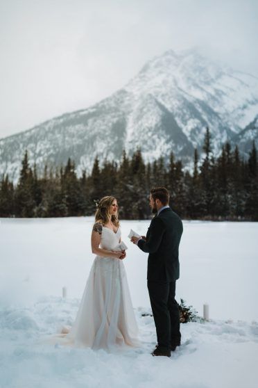 City to Mountain Elopement in Winter. Snowy Elopement Photos. Winter Wedding Photos, Snow Wedding, Bridesmaid Attire, Winter Elopement, Winter Girl, Enchanted Wedding, Winter Wedding Inspiration, Photography Beach, Mountain Elopement