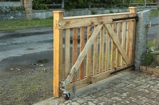 Diy Driveway Gate, Wood Driveway Gate, Driveway Gate Ideas, Wood Driveway, Driveway Gate Diy, Pallet Gate, Pvc Gate, Wood Gates Driveway, Diy Gate