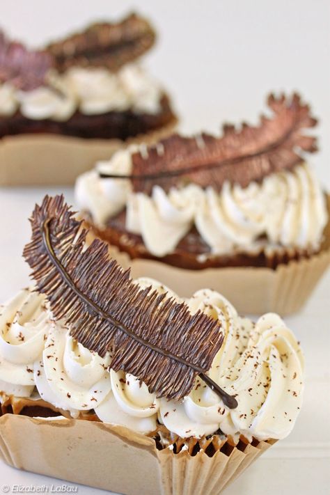 All you need are chocolate and a paintbrush to make these gorgeous Chocolate Feathers! Perfect for a fall dessert. | From candy.about.com Chocolate Feathers, Feather Decorations, Chocolate Garnishes, Chocolate Work, Chocolate Art, Beautiful Desserts, Fall Dessert, Chocolate Decorations, Cake Decorating Tips