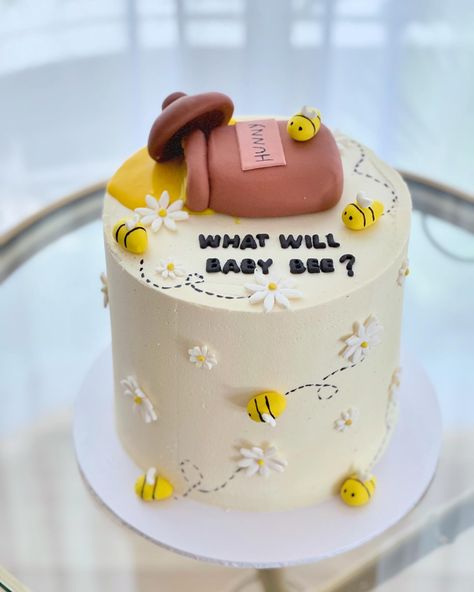 What will baby bee 🐝? Cute gender reveal cake 💙🩷👼 #cake#cakedecorating #cakedesign #cakeoftheday #cakeofinstagram #buttercreamcakes #instacake #cakelover #genderreveal #genderrevealcake #ohbaby #brisbane #brisbanecakes #brisbanecakemaker #brisbanefood #instabrisbane #westendbrisbane #کیک#باترکریم#تعیین_جنسیت #دختر_پسر Small Gender Reveal Cake, Small Gender Reveal, Cute Gender Reveal, What Will Baby Bee, Bee Cute, Cute Gender, Custom Birthday Cakes, Gender Reveal Cake, Cake Makers