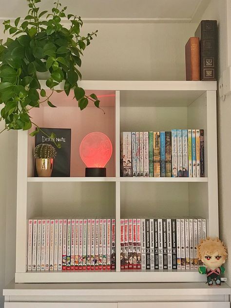 Manga Cube Shelf, Small Manga Shelf Ideas, Anime Display Ideas, Manga Display Ideas, Cozy Anime Room, Figure Shelf Display, Aesthetic Shelf Ideas, Figure Display Ideas, Manga Shelf Ideas