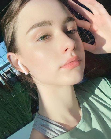 Pale White Skin, Dasha Taran, Skin Aesthetics, 얼굴 드로잉, Clear Glowing Skin, Glow Skin, Mascara Facial, Pretty Skin, Pale Skin